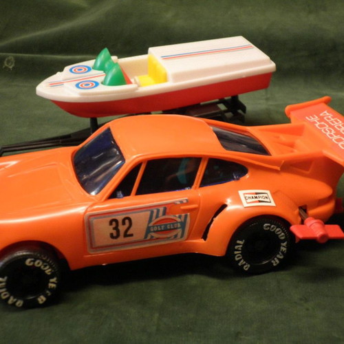 Winding Porsche Carrera car with Cris-Craft and trailer new