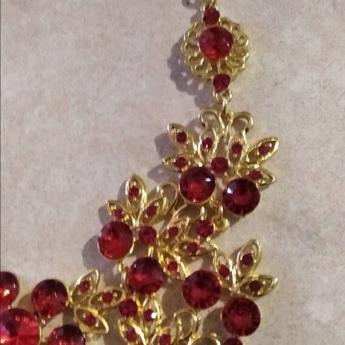 Necklace new gold with red stones