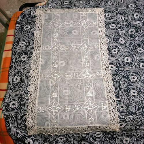 Lace table linens set like new, 4 pieces