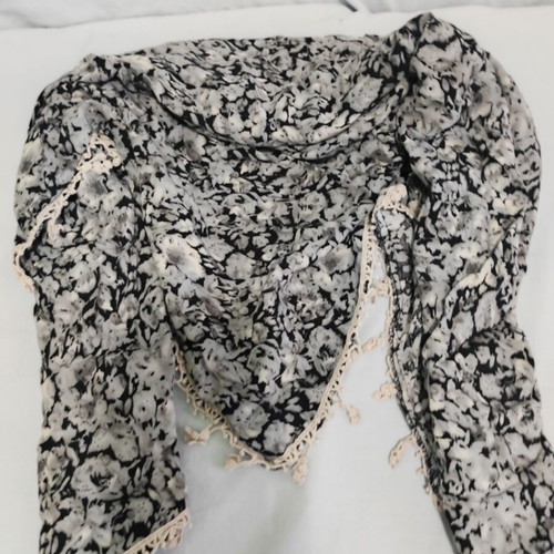 Scarf gray with floral pattern like new