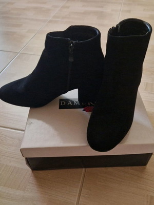 Ankle boots used with very low heel, size 40, black