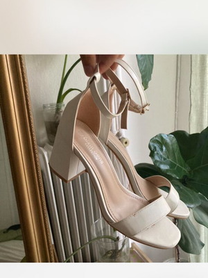White sandals with chunky thick heel like new