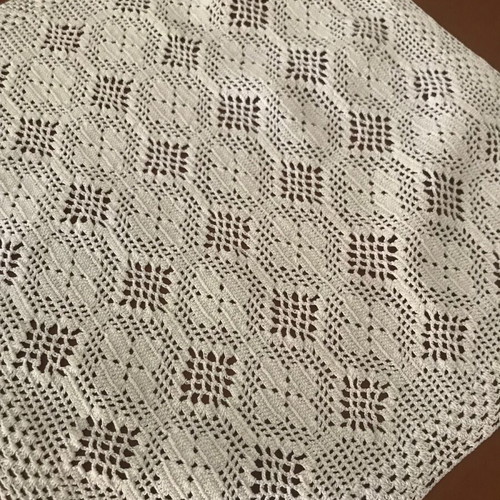 Beige handmade table runner and 4 light beige napkins