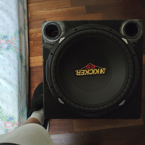 Kicker ES154 Subwoofer 15 inch like new, one coil needed