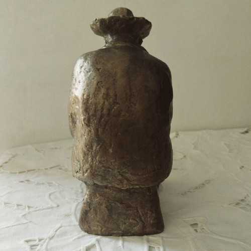 Realistic sculpture of an elderly man feeding pigeons, new