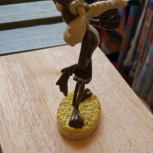 Coyote figure Warner Bros like new