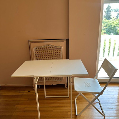 Folding table and chair set like new, compact dimensions