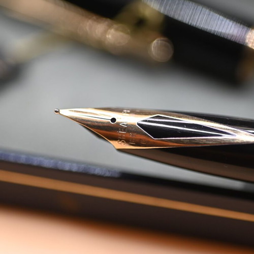 Sheaffer TARGA 1022 Fountain Pen 18k Medium Nib new