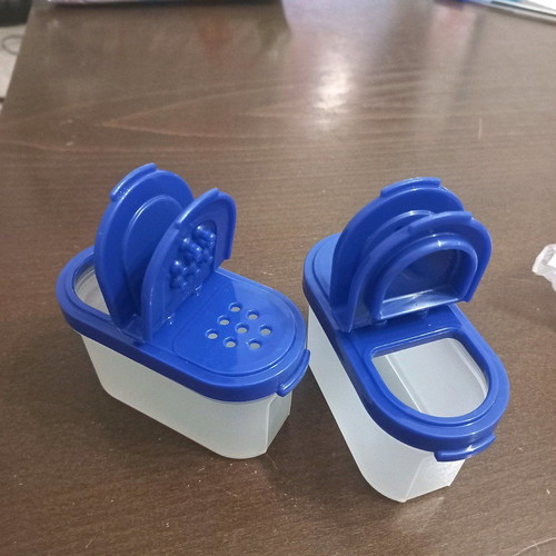 Taperware salt and pepper containers new, set of 2