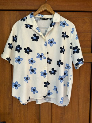 Marimekko for Uniqlo linen blend shirt XL like new, white and blue