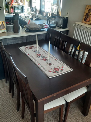Dining table with 6 chairs like new, extends to 8 and 12 seats
