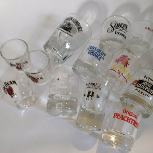 Shot glass collection like new, 14 pieces