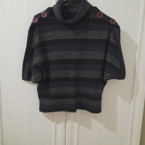 Woolen short sweater like new, black and purple, size M