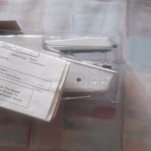 Handheld sewing machine used with batteries works normally