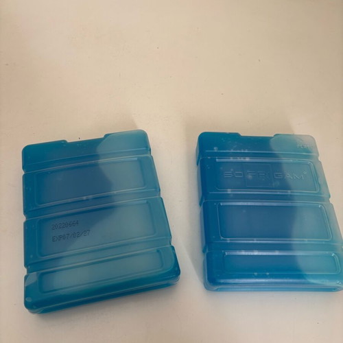 Ice packs set of two like new, 15x18x4cm each