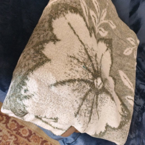Blanket light green with flower patterns vintage like new, very warm