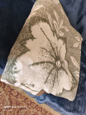 Blanket light green with flower patterns vintage like new, very warm