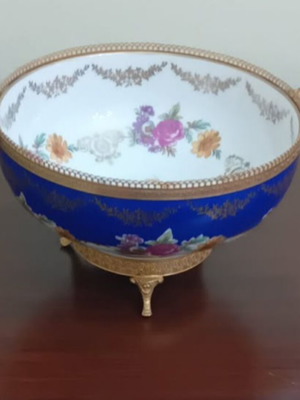 Scherzer German porcelain bowl with gilded base and handles like new