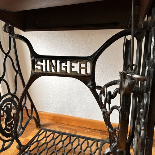 Singer sewing machine used, collectible antique with original cast iron base