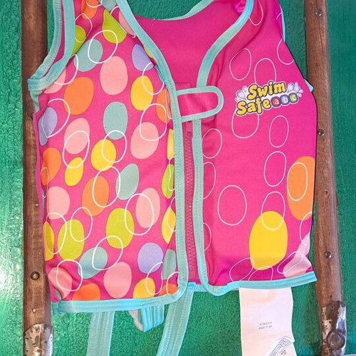 Children's swimming vest used for ages 3 to 4