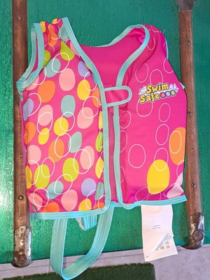 Children's swimming vest used for ages 3 to 4