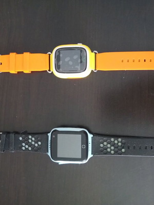 Παιδικα ρολογια με GPS Smart Watch Μπλε και πορτοκαλι με τα κουτια τους και τους φορτιστές τους.