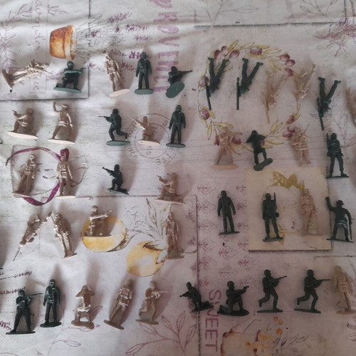 Vintage collectible toy soldiers set of 50 like new