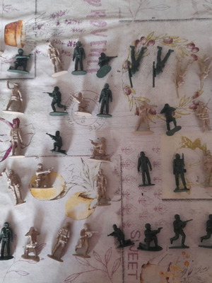 Vintage collectible toy soldiers set of 50 like new