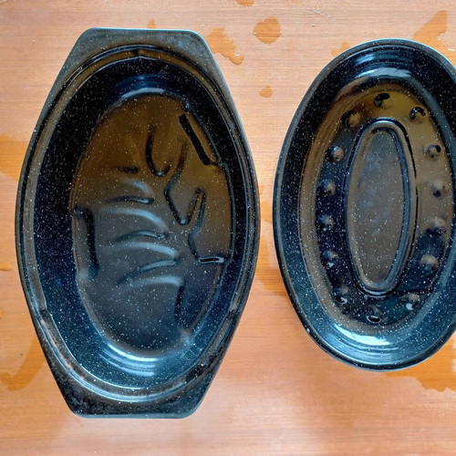Set of two oval enamel roasting pans with lids, like new