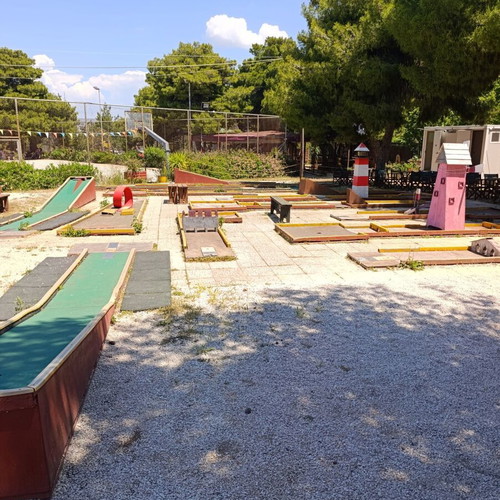 Mini Golf Outdoor Course with 18 Tracks and Equipment