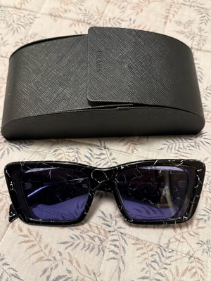 Prada sunglasses like new, black