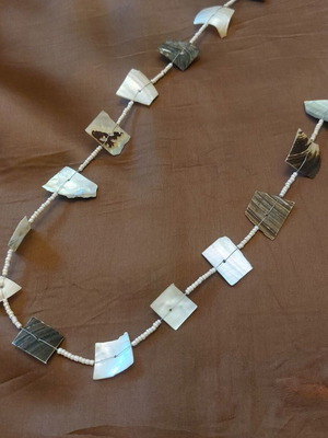 Long necklace with mother-of-pearl geometric designs like new