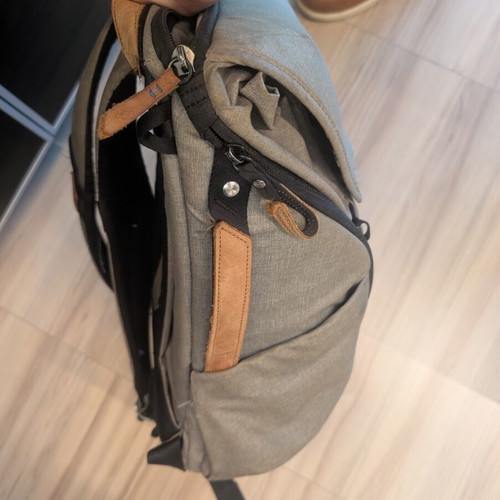 Peak Design Everyday Backpack 20L ash used with leather elements