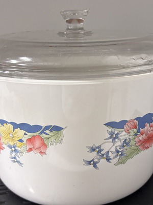 Heat-Resistant Vintage Ceramic Ovenware with Lid