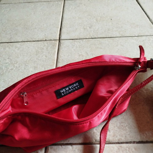 Set of size 40 pumps and satin bag like new, red