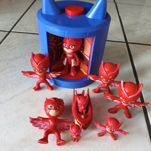 Pjmask Owlette Headquarters playset like new with 2 figures and 6 gifts