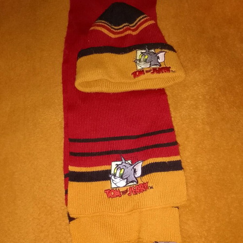 Tom and Jerry kids scarf and hat set like new, red mustard