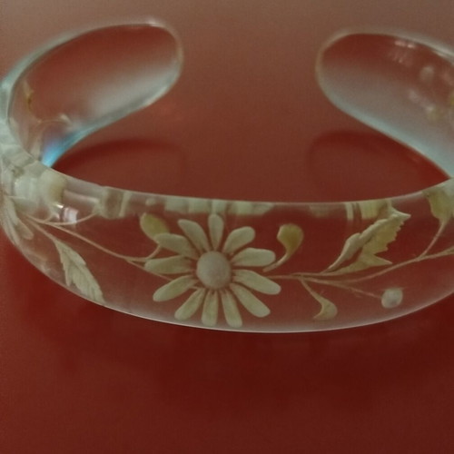 Vintage bracelet from the 50s with carved lucite daisies, like new