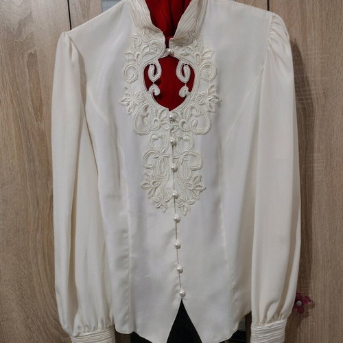 Women's blouse with embroidery and pearls size M like new