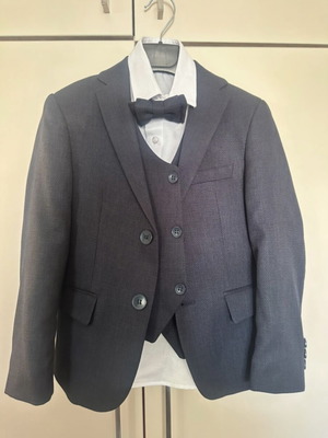 Children's blue suit size 7-8, like new