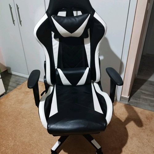 RAPTOR gaming office chair like new with footrest extension