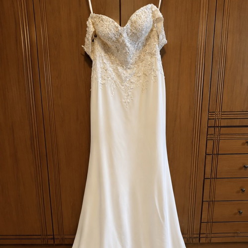 Wedding dress white with embroidered bust like new, size M