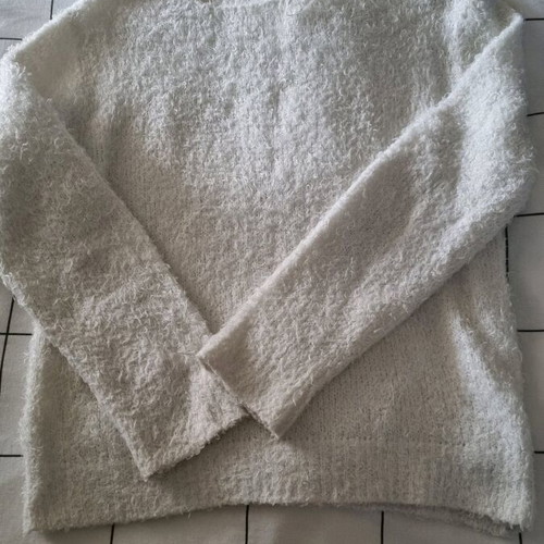 White pullover used, soft sweater, sizes M and L