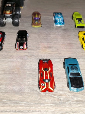 Hot Wheels and Matchbox toy cars used, pack of 11 pieces