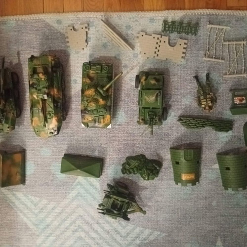 Military toy soldiers, pack of six, plastic