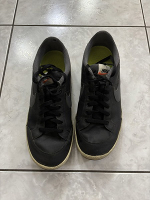 Nike Court Royale sneakers μεταχειρισμένα, μαύρα με γκρι Swoosh και λαχανί πάτο