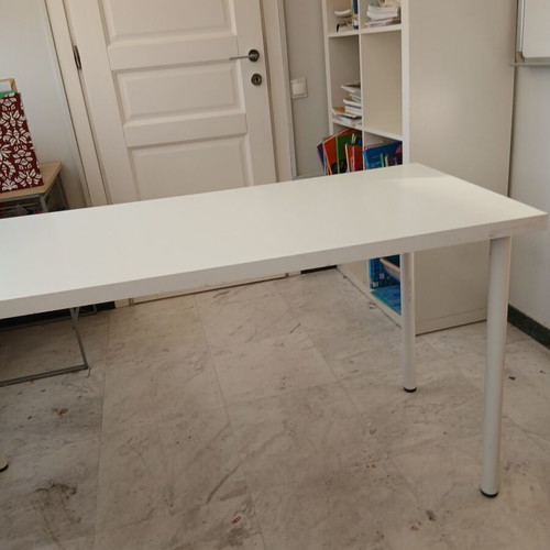 Ikea desks set of 2 like new 60×120cm with legs