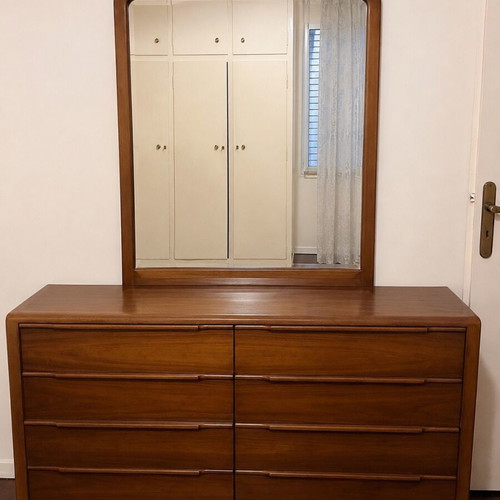 Dresser with mirror like new, 8 spacious drawers