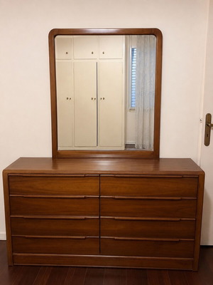 Dresser with mirror like new, 8 spacious drawers