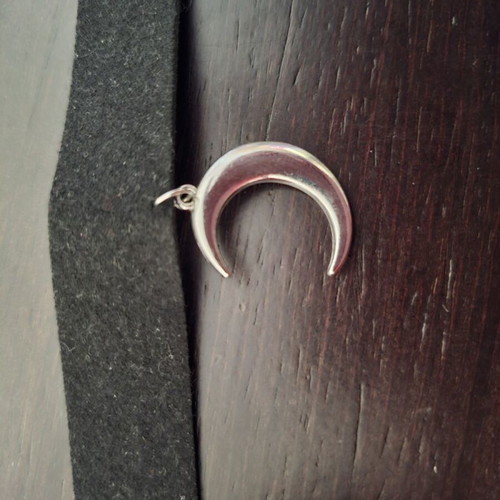 Choker with crescent moon motif, black, like new, 33 cm